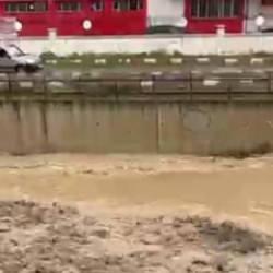 Karayolunu sel vurdu! Dereler taştı, bir araç mahsur kaldı