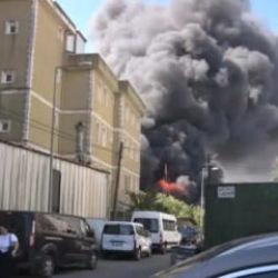 Tuzla'daki lojistik depoda büyük yangın: Alevler fabrikalara sıçradı