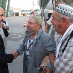 Vefa umresi ilk kafilesi döndü: Başkan Altay karşıladı