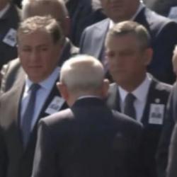 Yeni Parti'nin kuruluşunun ardından ilk temas! Kılıçdaroğlu ve Özgür Özel tokalaştı