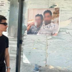 Adana'da otobüs durağına asılan kare şoke etti! 'Namahreme girmemesi lazım'