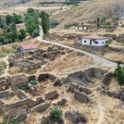 Sivas'ta koca köyde bir aile yaşıyor! İlle de göç etmiyorlar 