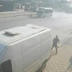 Adana'da feci kaza kamerada: 11 yaşındaki çocuk ağır yaralandı