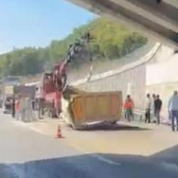 Çekmeköy’de hafriyat kamyonunun dorsesi üst geçide çarptı
