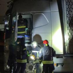 Kocaeli'de bariyerleri aşan TIR'ın sürücüsü kayıp