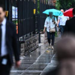Meteoroloji'den kuvvetli sağanak yağış uyarısı! Bu bölgelere dikkat!