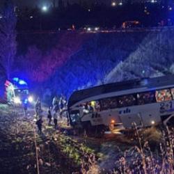 Amasya’da feci kaza! Yolcu otobüsü şarampole uçtu, 24 kişi yaralandı