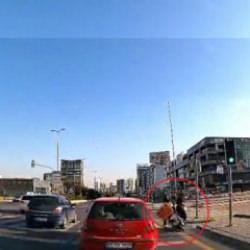 Ankara'da motosikletin yayaya çarptığı kaza kamerada: 2 yaralı