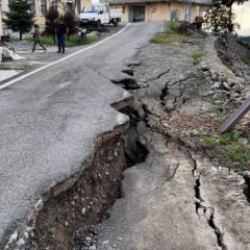 Rize'de heyelan sonrası korkutan manzara! İkiye ayrılan yol 60 santimetre çöktü