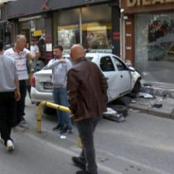 İstanbul'da feci kaza! Savrulan araç 4 kişiye çarpıp dükkana daldı!