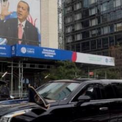Türkevi'nde Dünya 5'ten büyüktür mesajı Trump'ın geçişi sırasında görüntülendi