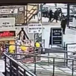 Kadıköy'de inşaatın dış koruma kaplamasının yayaların üzerine devrildi! Dehşet kamerada
