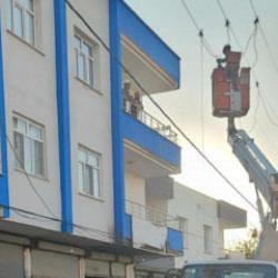 Çatı sacı elektrik teline değdi: Akıma kapılan usta öldü, 2 çırak ağır yaralı