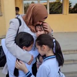 Azerbaycan'da 21 yıllık öğretmen öğrencileriyle gözyaşlarıyla vedalaştı
