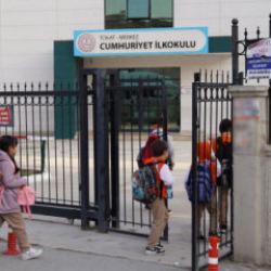 Bulantı ve kusma vakaları nedeniyle eğitime ara verilmişti: Ders zili yeniden çaldı