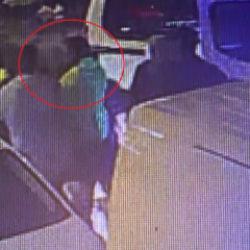 Bursa'da park halindeki araca çarptı, ihbara gelen polise kafa attı! O anlar kamerada 