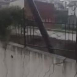 Kocaeli'de dev istinat duvarı birkaç saniyede yerle yeksen oldu!
