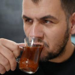 Samsun'da ilginç damak zevki! Çayına ve tatlısına pul biber döküyor 