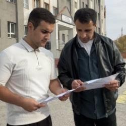 Baba-oğul aynı okulda sınava girdiler: 'Amacımız herkesi okumaya teşvik etmektir'