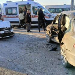 Malatya'da iki otomobilin çarpıştığı kaza kamerada: 1'i ağır 6 yaralı
