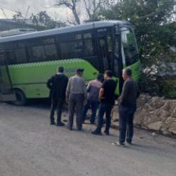 Özel halk otobüsü duvara çarptı: 10 yaralı