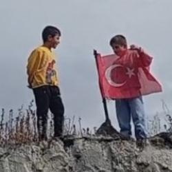 Sarıkamış'ta yürekleri ısıtan bayrak sevdası kamerada