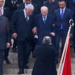 Anıtkabir'de çarpıcı anlar kamerada! Müsavat Dervişoğlu, Bahçeli'nin koluna girip...