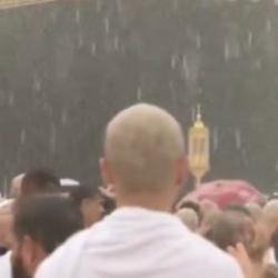 Kabe'de Müslümanlar sağanak altında tavaf yaptı