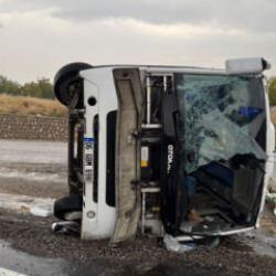 Kırıkkale'de midibüs devrildi: 14 yaralı