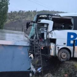 Şırnak'ta yolcu otobüsü ile TIR çarpıştı: 1 ölü, 14 yaralı