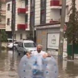 Tarsus sokaklarında ilginç görüntü: Yağmurda ıslanmaya 'balonlu' çözüm!