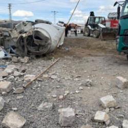 Yozgat’ta devrilen mikser metrelerce sürüklendi