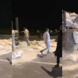 İşgalci teröristler Gazze'ye giden un yüklü kamyonu durdurup çuvalları parçaladılar!