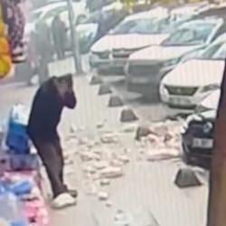 5 katlı binada balkon &ccedil;&ouml;kt&uuml;, yayalar son anda kurtuldu