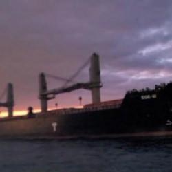 Denizde y&uuml;rekleri ağza getiren anlar: S&uuml;r&uuml;klenen kuru y&uuml;k gemisi son anda durdu