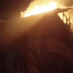 D&uuml;zce&rsquo;de korku dolu anlar: 3 katlı binanın &ccedil;atısı alev alev yandı