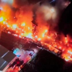 Esenyurt'ta fabrika yangını! B&ouml;lgede peş peşe patlama sesleri