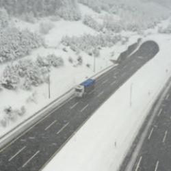 Ulaşımda 'kar ve tipi' alarmı: Bir&ccedil;ok yol kapandı, ara&ccedil;lar kara g&ouml;m&uuml;ld&uuml;!