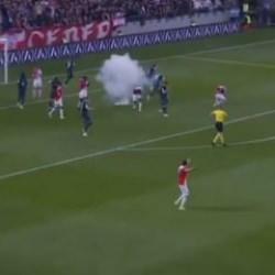 Savaş sahnesi değil futbol maçı! Sahaya patlayıcı madde atıldı! Dört futbolcu yere yığıldı