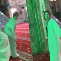İki genç kızın camide yaptıkları hareketler büyük tepki çekti