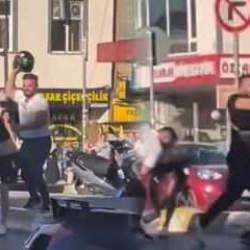 Trafikte korkunç anlar! Motor kaskıyla saldırdılar, kadınları bayıltana kadar darbettiler