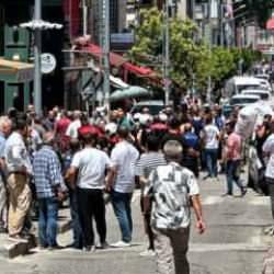 Kadın polise tekmeli saldırı! Ortalık bir anda savaş alanına döndü!