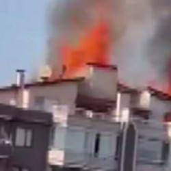 Ankara'da 12 katlı binanın &ccedil;atısında yangın