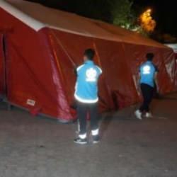 Deprem sonrası sahra hastanesi kuruldu, vatandaşlar geceyi stadyumda geçirdi