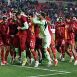 Galatasaray'da ayrılık resmileşti: Yıldız isim yeni takımının formasını giydi