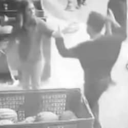 Eski kız arkadaşını markette dövdü, ayırmak isteyen bir kişiyi de bıçakladı