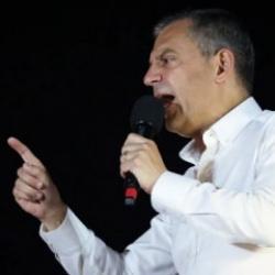 &Ouml;zg&uuml;r &Ouml;zel yine İngilizlere koştu: T&uuml;rkiye'yi hem şikayet hem tehdit etti!
