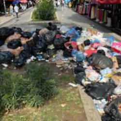 Buca'da çöp krizi devam ediyor! Vatandaş, 'Fareler basacak' diyerek isyan etti
