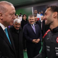 Başkan Erdoğan, Milli futbolcuları tek tek tebrik etti