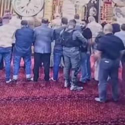 İsrail polisinden alçak hareket: Camiye postallarla girdiler!
